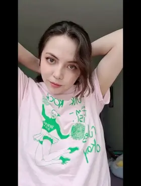 hold these for me pls