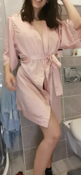 Can a petite polish student make u hard?