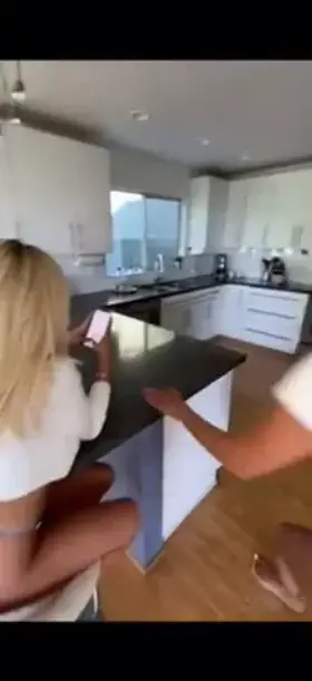 Wish I had some flatmates like these!