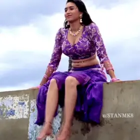 Karishma Kapoor Cleavage