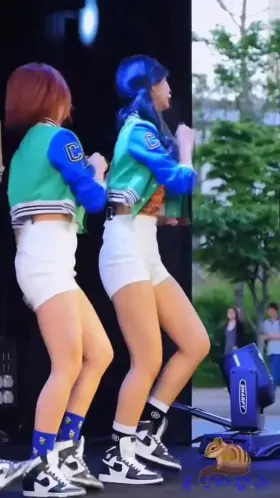 TWICE - Chaeyoung and Tzuyu