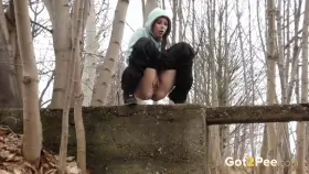 Antonia Sainz releases a hot pee stream over a ledge outdoors