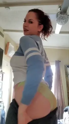 [41] Milf loves to show off her sexy panties...