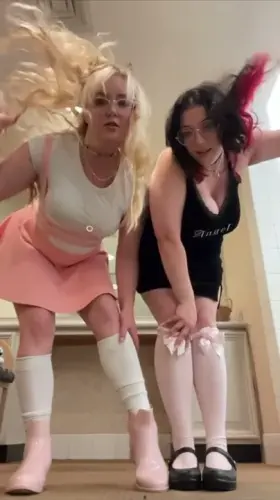 my hot friend is on the fence about starting to post on reddit, can I get some encouragement?? 🥵