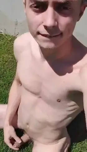 I love being naked outside😝