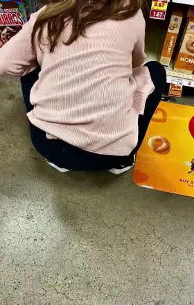 Bending over at the grocery store with my leggings always gets me some stares 😅