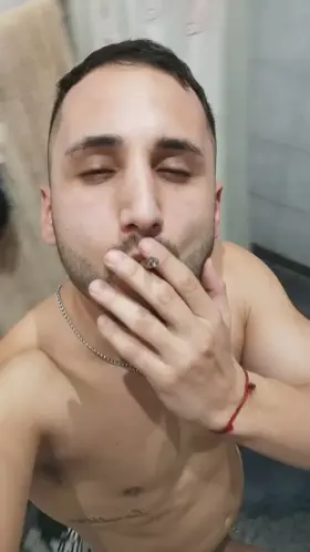 who comes to smoke with me and enjoy ?? 🤭🔥