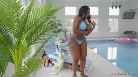 Fucking poolboy sneakily while husband is near🍌🥵