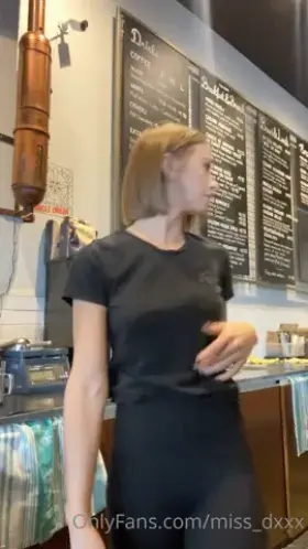 Waitress shows her tits (2.3 GB PACK👇 )