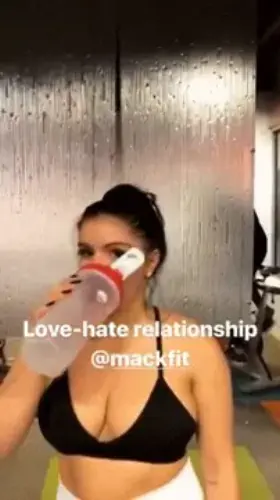 Ariel Winter definitely have daddy issues