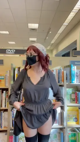 Just some innocent bookstore fun 😜