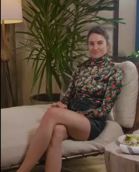 I have a crush on Shailene Woodley. Her sweet looks and her killer legs are perfect combo. Fabulous personality too. So charming and sympathetic.