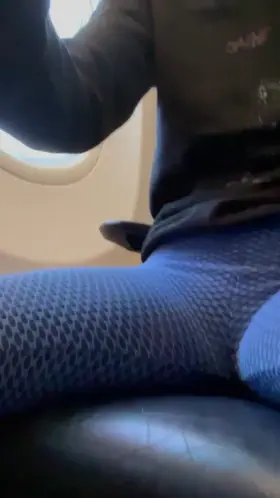 Yoga pants, the best outfit to have fun during a boring flight