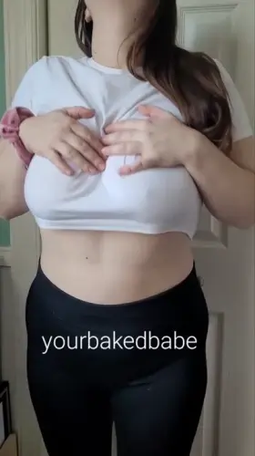 A thick brunette in red lipstick is instant boner material, right?💋