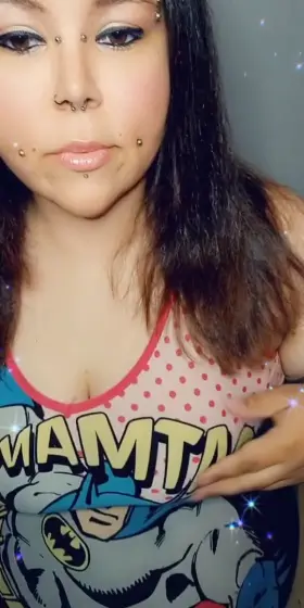 I just want someone to play with my nipples & tell me I'm pretty 😜