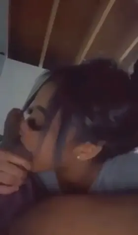 She taking vids instead of texting her bf back 🙃