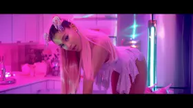 looking to get some carplay head maybe more around the avalon park area while we look at some of our fav celebs maybe we can listen to them too. Ariana grande, phoebe bridgers and more ;)