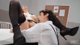 A lucky guy spends his lunch break eating Domino Presley's cock (gif)