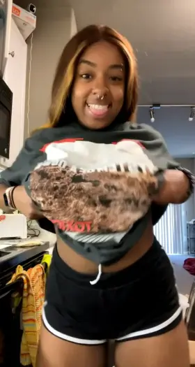 I love fingering myself to all the comments you guys leave