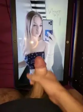 Hot to see Holly get a nice big load 💦🤤