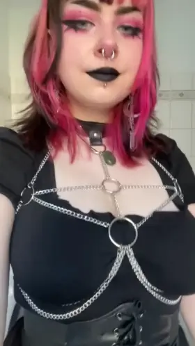 Let me be your alternative gf!🖤