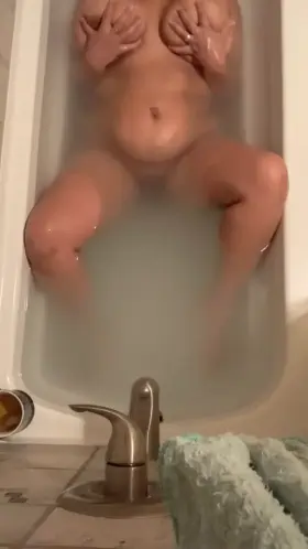 Did I catch you peeping during my special tub time?👀😉 [f]