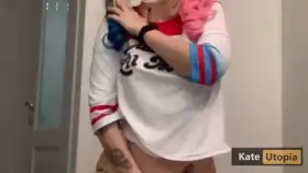 Harley Quinn cosplayer shows off her perfect body