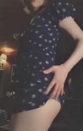 The florals aren’t what need pollinating here 👉👈