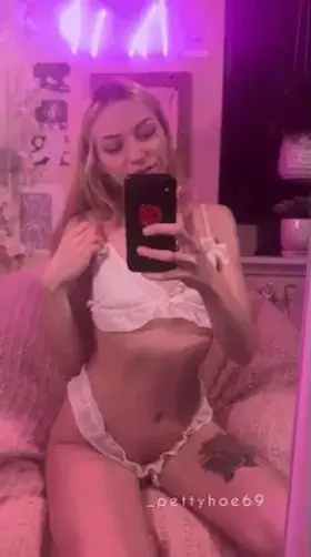 First time posting here... enjoy my little titty reveal