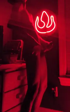 Who wants to get fucked under my red light