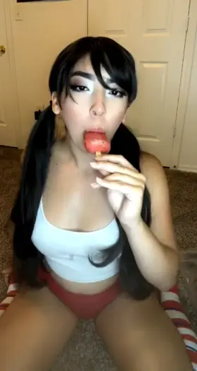 What flavor is your popsicle?😜🙈