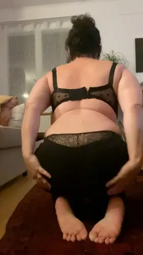 Would you fuck me raw or use a condom? [Video]