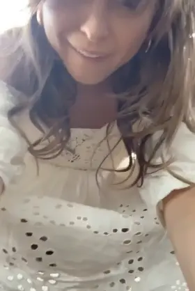 Riley Reid pops a squat