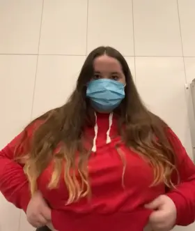 i’m such a bad student for filming this in my high school’s bathroom instead of going to class 😋😋