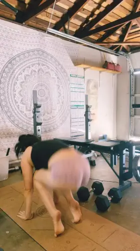 Does anyone enjoy stretchy milfs?