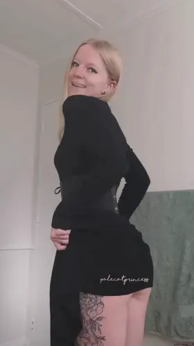 A cheeky little booty flash