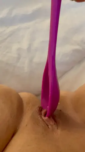 💦 NEW Struggle👊Insertion 👀 WATCH: Spoon Spreads Pussy Lips Wide Open - a Forceful Push Buries It Deep Inside