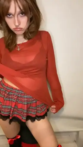 Raise your hand if you'd would like to fill me up inside this dressing room💦