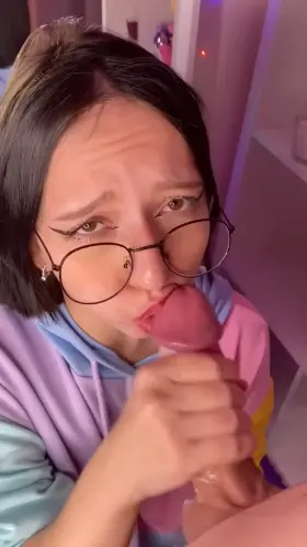 I am so happy to recieve so much cum on my glasses 😜