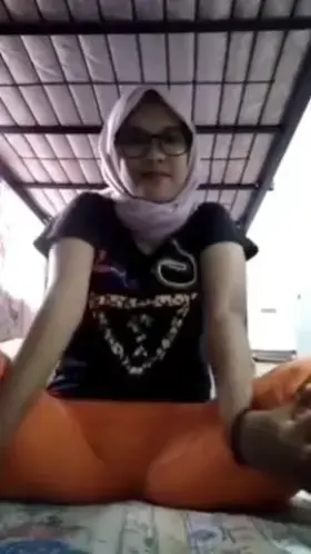 Amateur Asian Muslim Shows Pussy 🧕🏼🐈