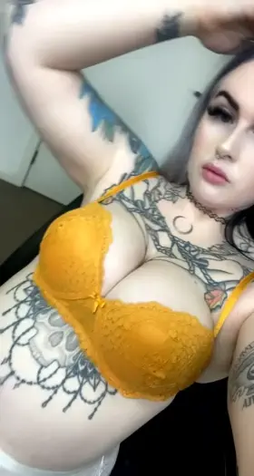 Do you like me bouncing my 🍑? Go and check my profile if you wanna see me naked 🥵