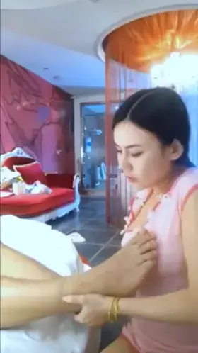 强上按摩女技师 【obedient Chinese masseuse massages customer's feet and then has sex】