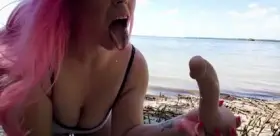 Get your cock all the way down my throat on the beach like this? 💦 Freebies & links 👇🏻
