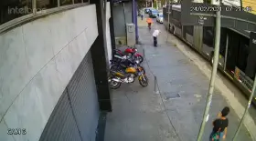 Brazilian old man committed suicide by jumping under the bus