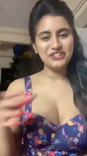 hot insta babe Gunjan 180 pic + 12 Video 😍👇
