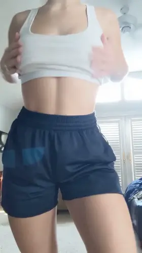 Busty perky tits on a petite body, let's play 😜