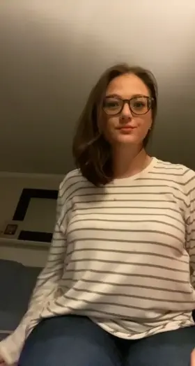 Great strip from bespectacled beauty🥰