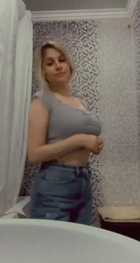 Can this blonde be your personal fuckdoll this summer?