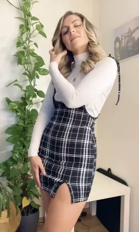 Honest, which got you attention first?.. my hair or my naked pussy 💕