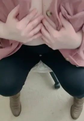 My bosses (married) made me come into work on a Sunday, so I decided to have fun in his office, on her coat 😈